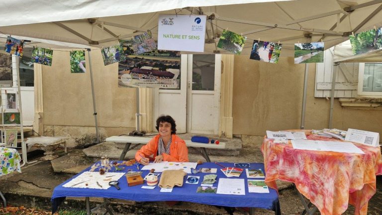 Charlène de l'association "Nature et Sens" fait une petite pause , les visiteurs sont partis se restaurer...