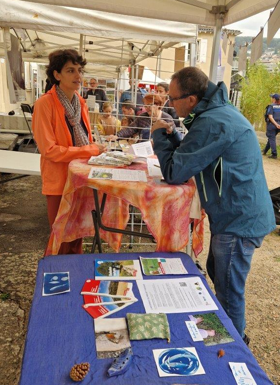 TISS'AGES a pour objectif de favoriser les liens intergénérationnels autour des enjeux de biodiversité, de reconnecter les habitants au vallon de Rochecardon et à la biodiversité locale...
