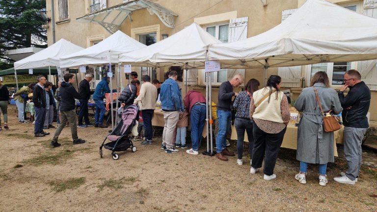 Malgré une petite pluie ( bénéfique pour la nature!), les visiteurs commencent à arriver...